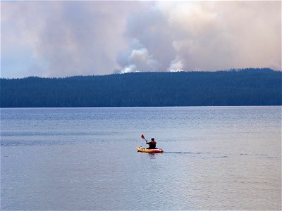 Kayaker on WaldoLake with Smoke CdrCrkFire 220817