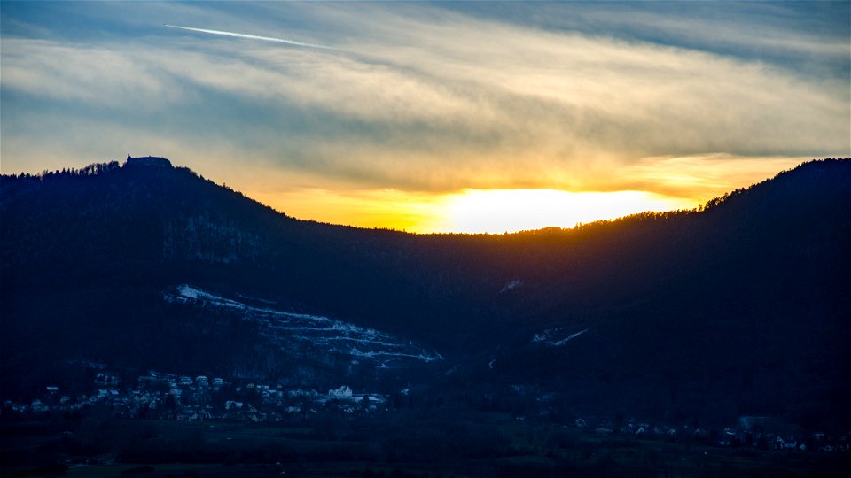Saint Nabor et le couvent Sainte Odile sous un couché de soleil nuageux