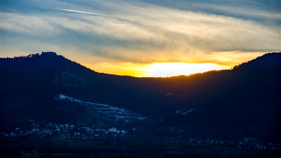 Saint Nabor et le couvent Sainte Odile sous un couché de soleil nuageux photo