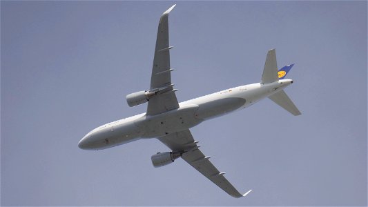 Airbus A320-214 D-AIUU Lufthansa from Palma de Mallorca  (7800 ft.)
