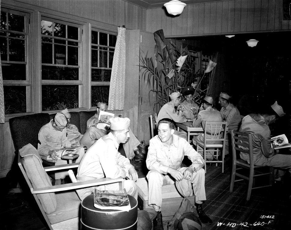 SC 151452 - Soldiers are already in the reading room of the USO recreation building in Hawaii.