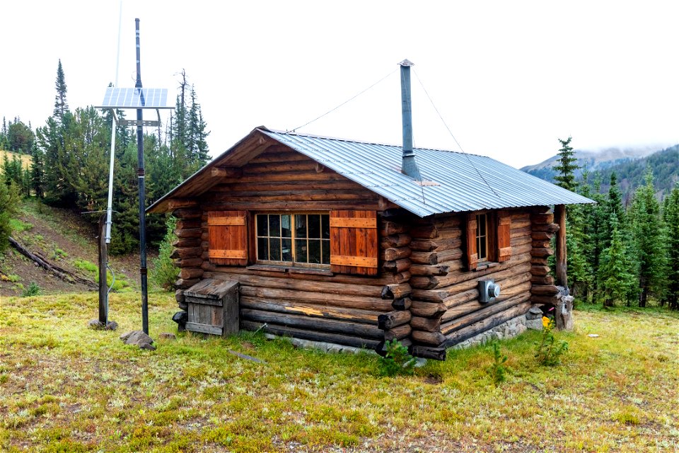 Lamar Mountain Patrol Cabin: south east view