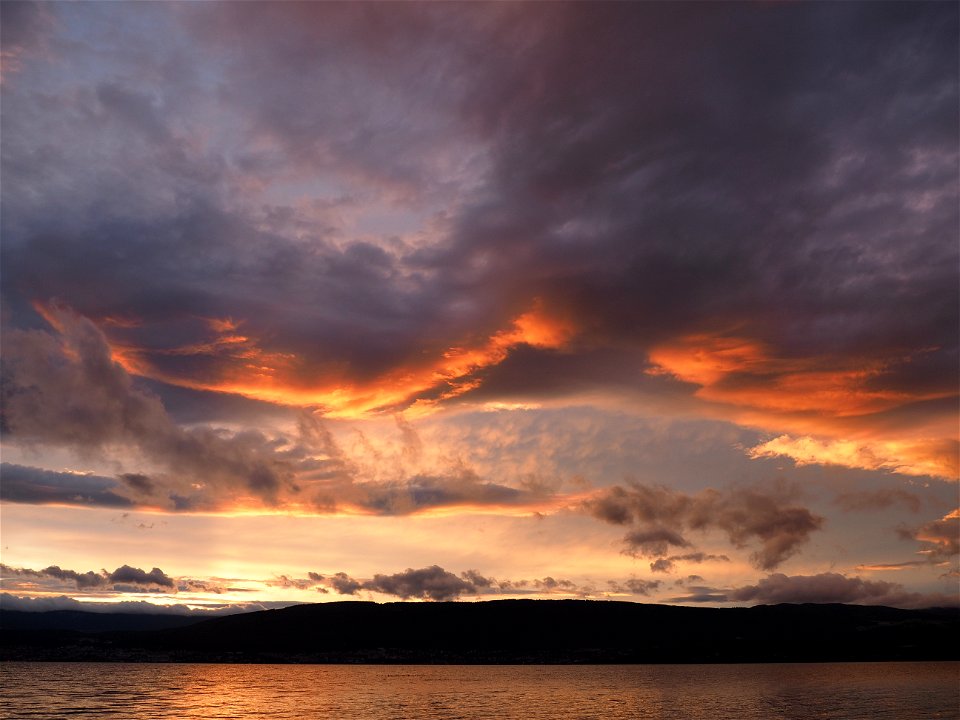 lac de neuchatel sunset