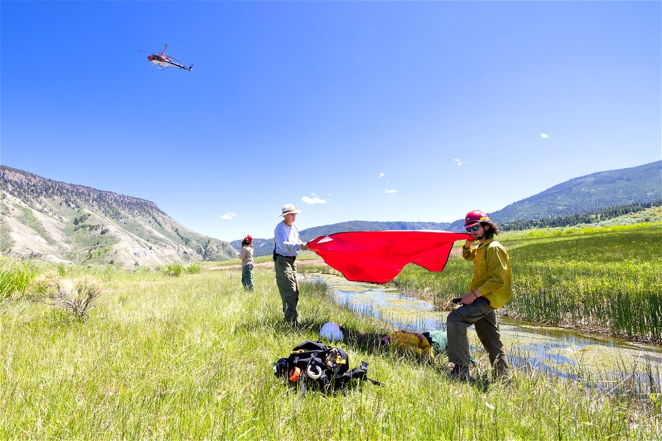 Yellowstone Helitack short-haul training: ship assessing the scene