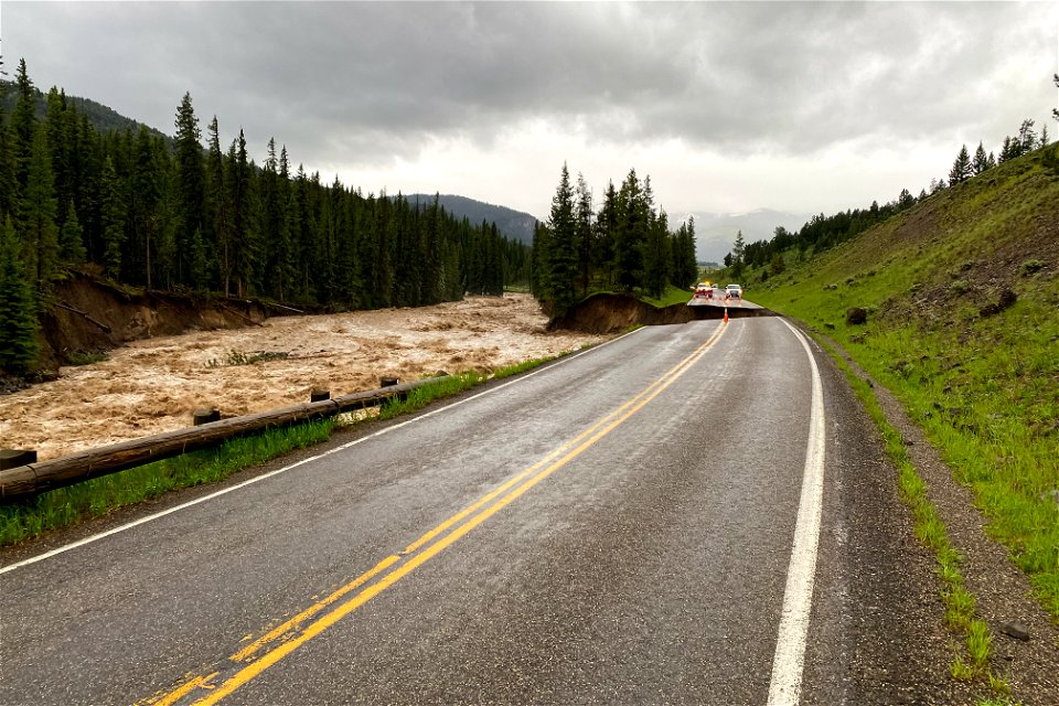 Yellowstone flood event 2022: road near Trout Lake Trailhead starting to undercut (2)