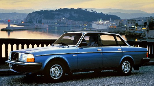 36-volvo-240-gle-1983