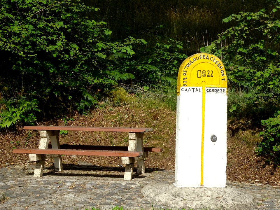 Borrne de séparation entre la Corrèze et le Cantal sur la D922