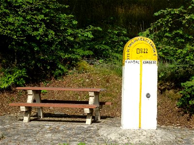 Borrne de séparation entre la Corrèze et le Cantal sur la D922