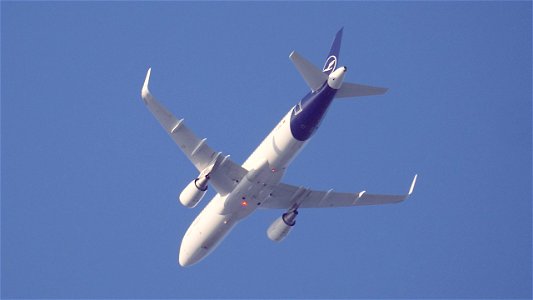 Airbus A320-214 D-AIWH Lufthansa from Palma de Mallorca  (8100 ft.)