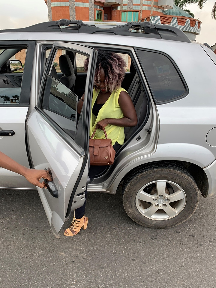 Woman car gallantry