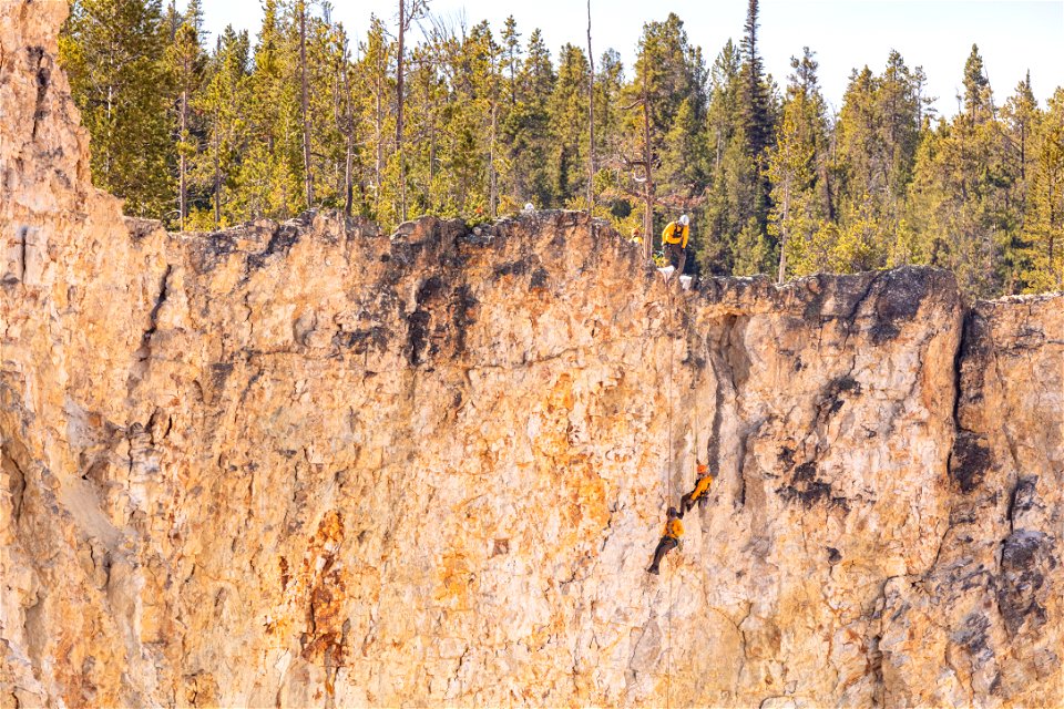 High-angle search & rescue training in Canyon: rappelling into the canyon