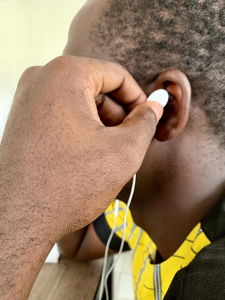 Gestural placing earphone music