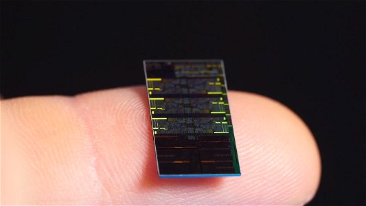 i7-8700K_Coffee_Lake-S___on_finger