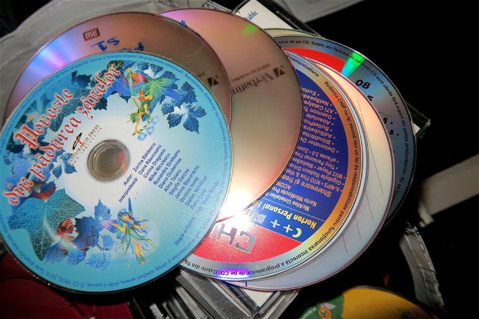 old-CDs-recycle2017_0404_082020