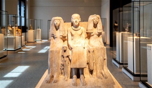 Grupo familiar de Ptah-mai, sumo sacerdote del dios Ptah photo