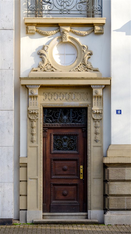 Porte chargée en détails