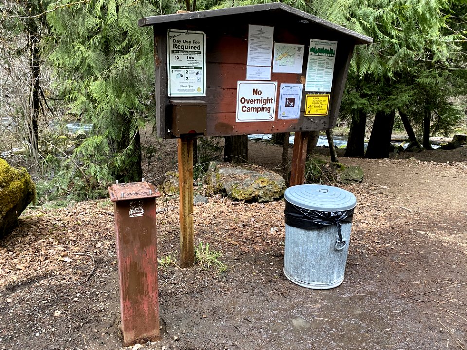 Trash and vandalism at Umpqua Hot bsprings on the Umpqua National Forest