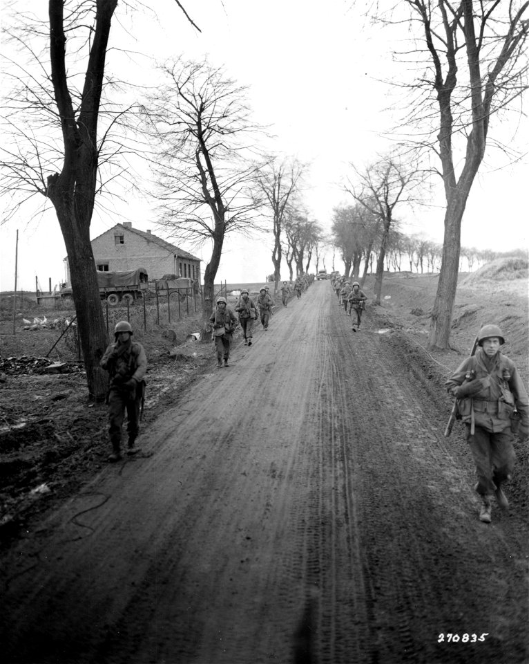 SC 270835 - Infantrymen of the 60th Regt., 9th Div., U.S. First Army, move up to Durkum, before going on to attack Schneppenheim, Germany. 5 March, 1945.
