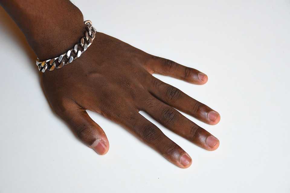 Gestural hand on the table five fingers