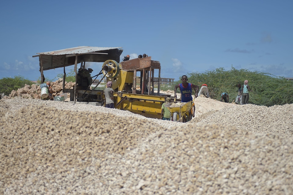 Sand gravel machinery photo