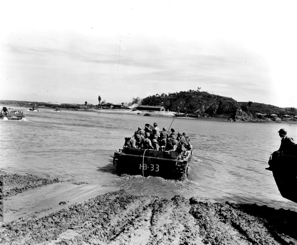 SC 349062 - Marines of the 1st Div. cross the Han River in Amtracs. 20 September, 1950.