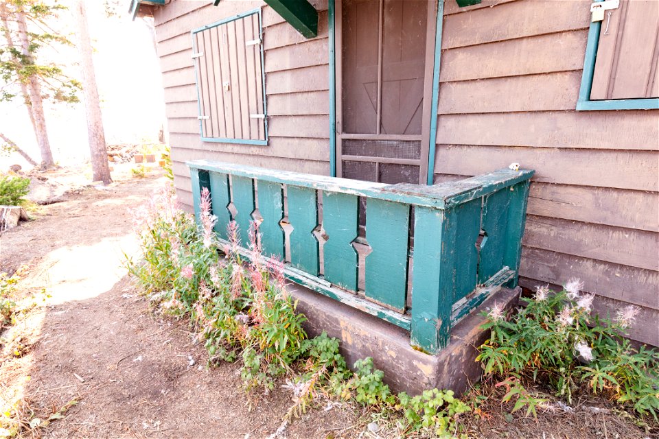Peale Island Cabin: Front door step