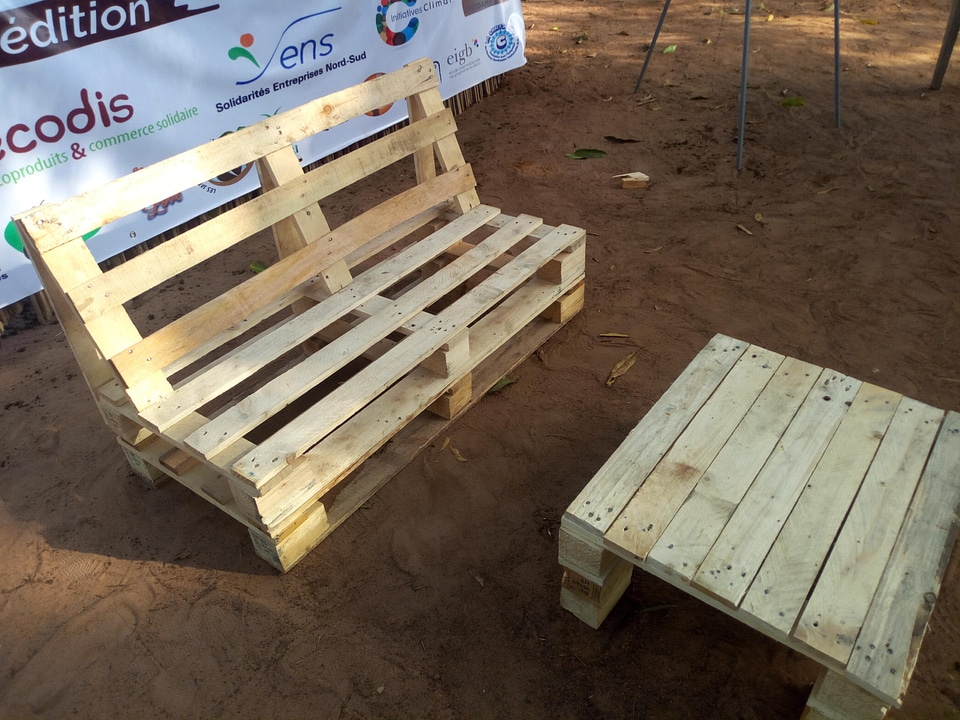 Wooden pallet armchair pedestal table