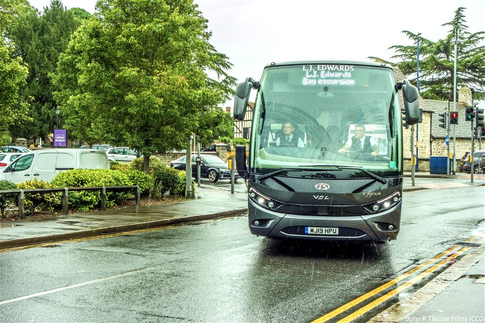 WJ19HPU passengers dropped off at Kentish Lady for a 3 hour river cruise.