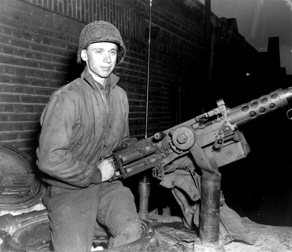 SC 337275 - Cpl. Edward Romatowski, 363 12th St., Brooklyn, N.Y., shown with tank gun in Krefeld, Germany.