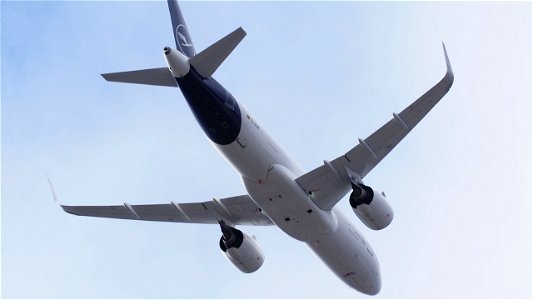 Airbus A320-271N D-AINP Lufthansa from Madrid (5800 ft.)
