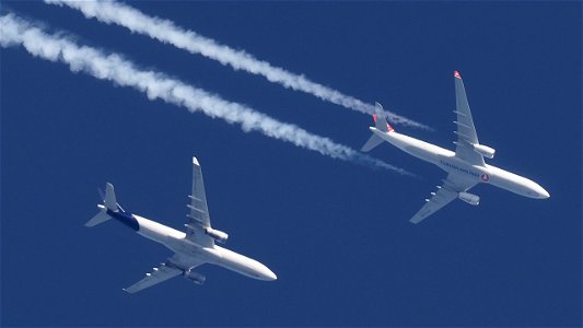 Two Airbus 330-343 from Frankfurt less than 10 km apart: photo