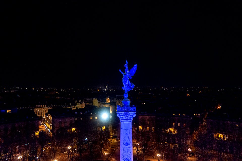 a la meme hauteur que la colonne des girondins !