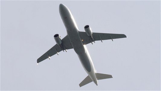 Airbus A320-214 D-AIZB Lufthansa from Barcelona (10600 ft.)