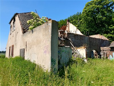 Urbex Am Altenhof Windmüllershof,  het front blijf fier overeind