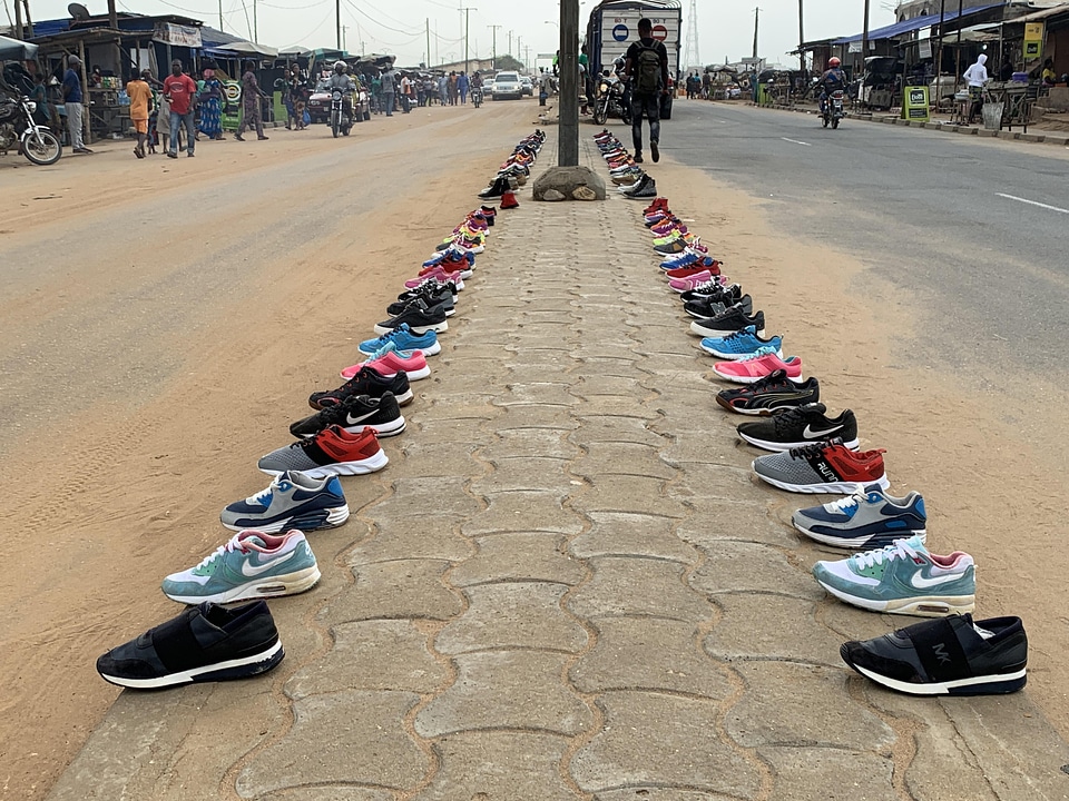 Shoes sneakers market