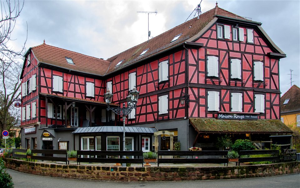 Hôtel-restaurant de la Maison rouge et ses colombages