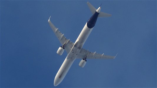 Airbus A321-271NX D-AIEI Lufthansa from Lisbon (11800 ft.) photo