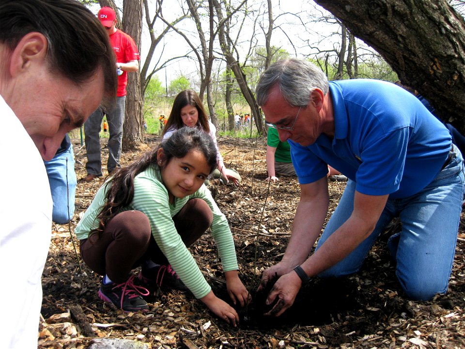 FWS Director Dan Ashe and R3 RD Tom Melius help kids plant seedlings