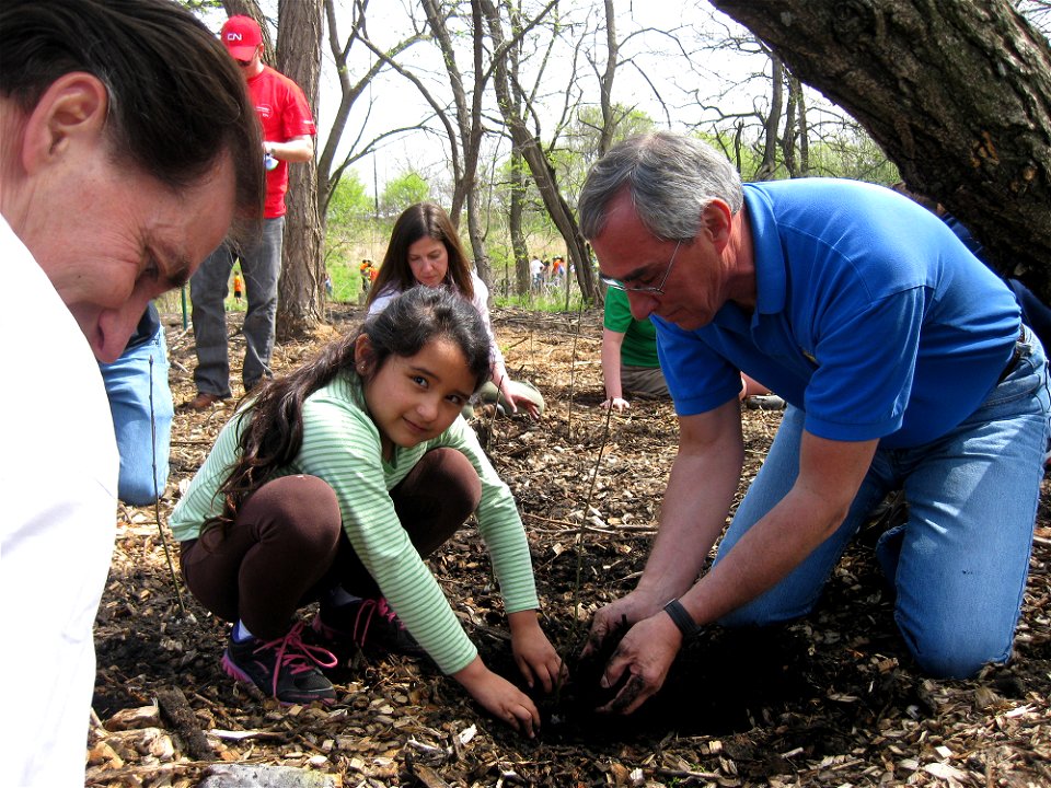 FWS Director Dan Ashe and R3 RD Tom Melius help kids plant seedlings photo