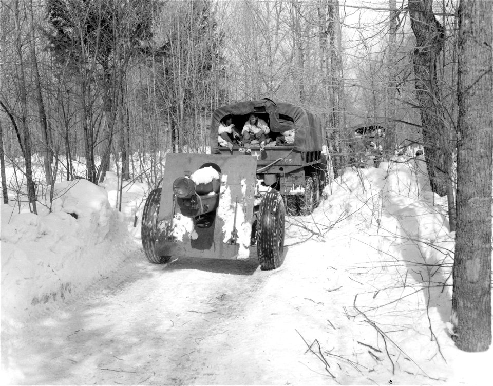 SC 364474 - Men of Bat. C, 12th F.A. moving forward in a tactical problem during maneuvers of the 2nd Inf. Div. in Ottawa Nat'l Forest.