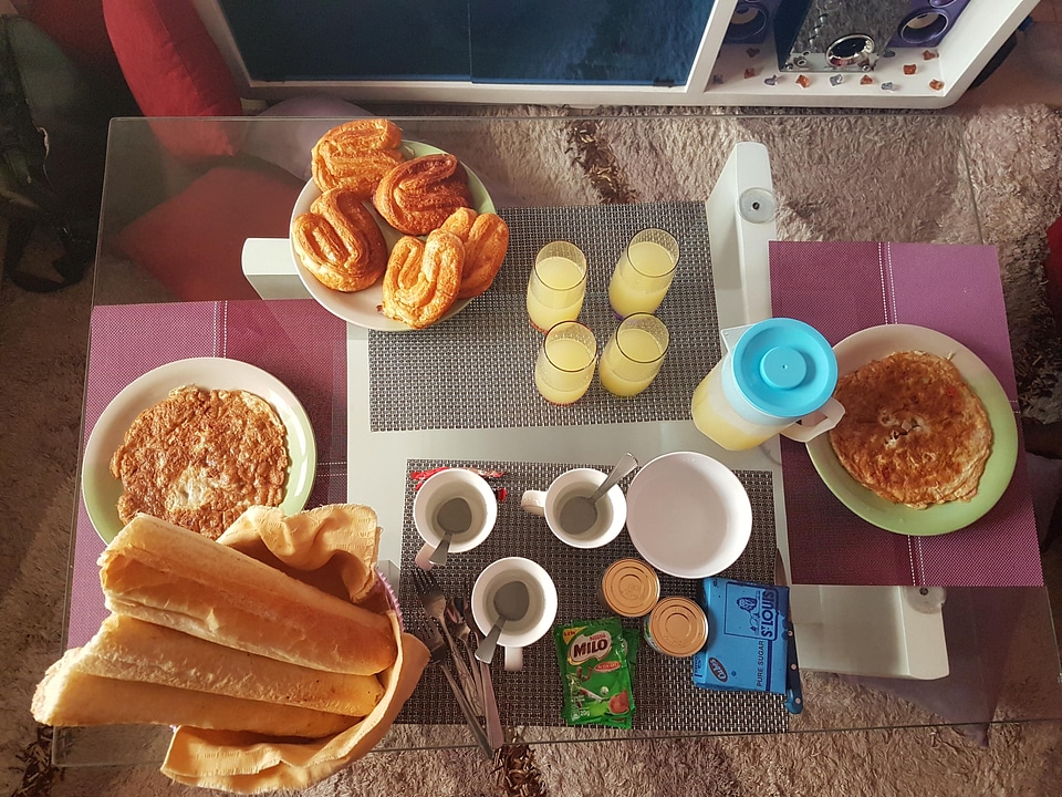 Breakfast dressing omelete