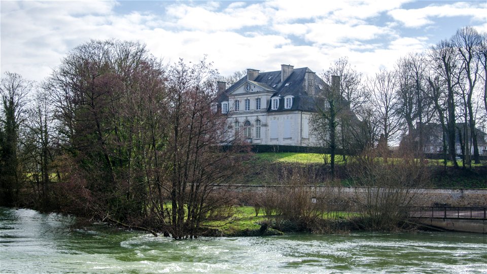 Château-Hotel-de-Ville depuis le pont sur l'Aube photo