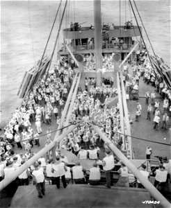 SC 170424 - American soldiers clustered on the deck of the troopship Klipfontein, enroute to Australia. 1 July, 1942.