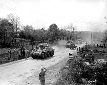 SC 179944 - Second Army Tennessee Maneuvers. Tanks moving up road toward Alexandria, Tenn. 28 April, 1943.