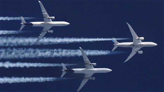 A Boeing Dreamliner in an Airbus A330 sandwich: