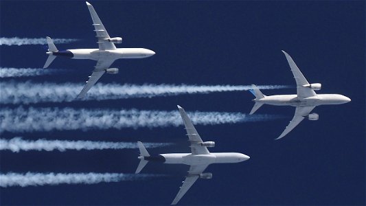 A Boeing Dreamliner in an Airbus A330 sandwich: photo