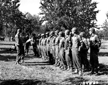 SC 184860 - 1st Division Military Police get instructions from Provost Marshal, Major Thomas Lanser, New York, and S/Sgt. Sidney Joyner, Humford, Tenn., before going to their posts at the front. photo