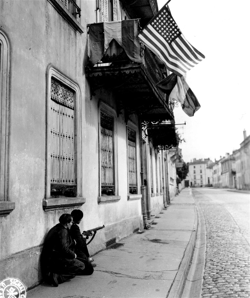 SC 195721 - Gendarmes of Epinal sneak up on German sniper.