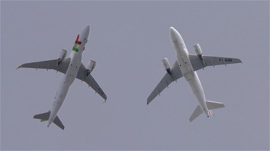 Airbus A320-251N CS-TVG TAP Air Portugal to Lisbon (18600 ft.) & Airbus A318-111 F-GUGO Air France to Paris (20400 ft.) photo
