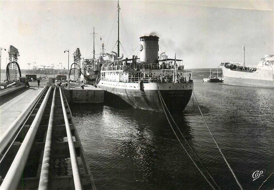 Bateau au port pétrolier de Lavéra